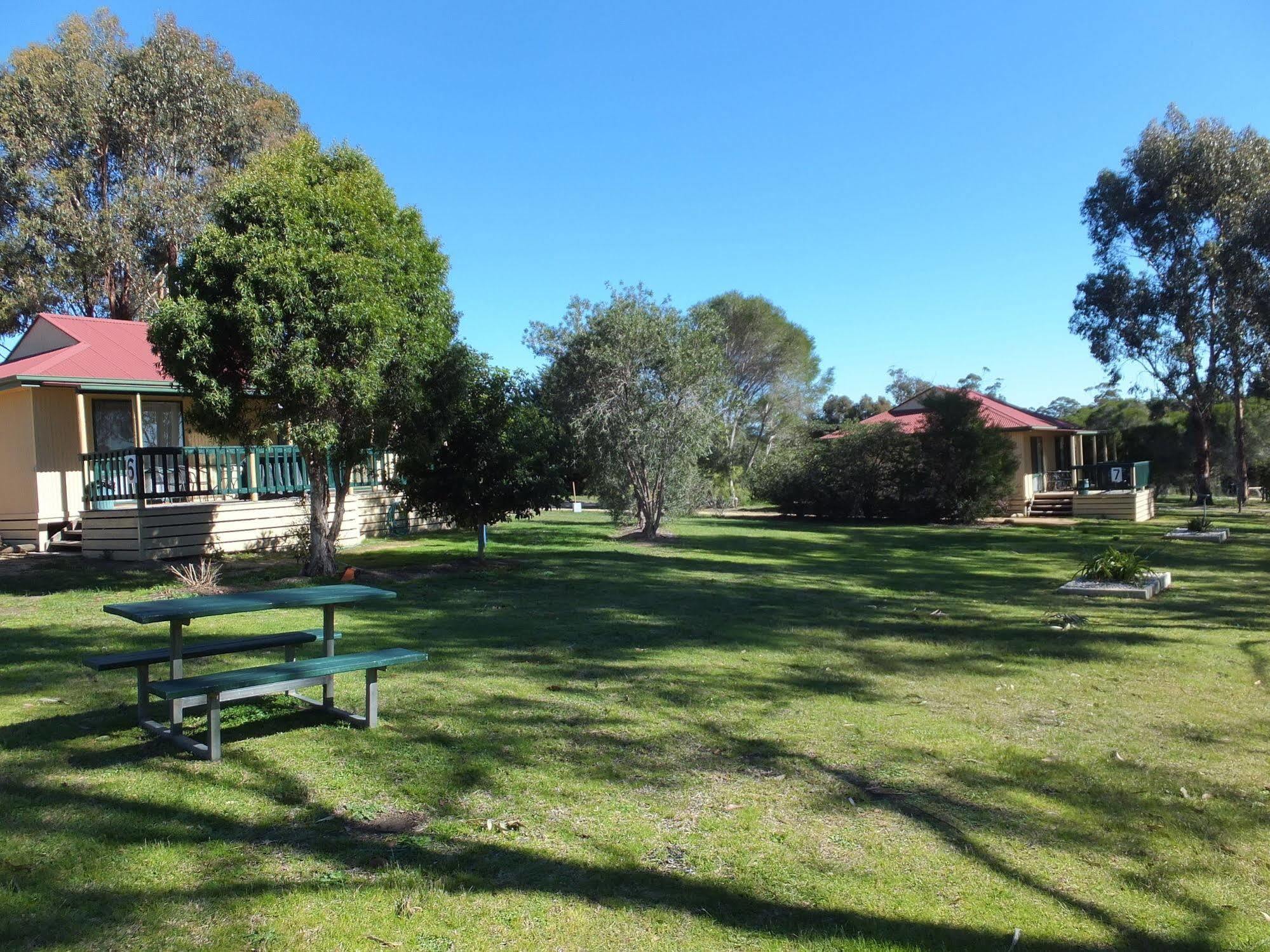 Lakes Entrance Country Cottages Exterior photo