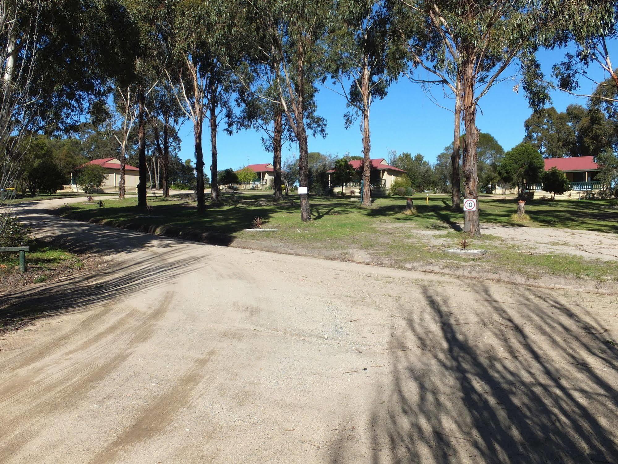 Lakes Entrance Country Cottages Exterior photo