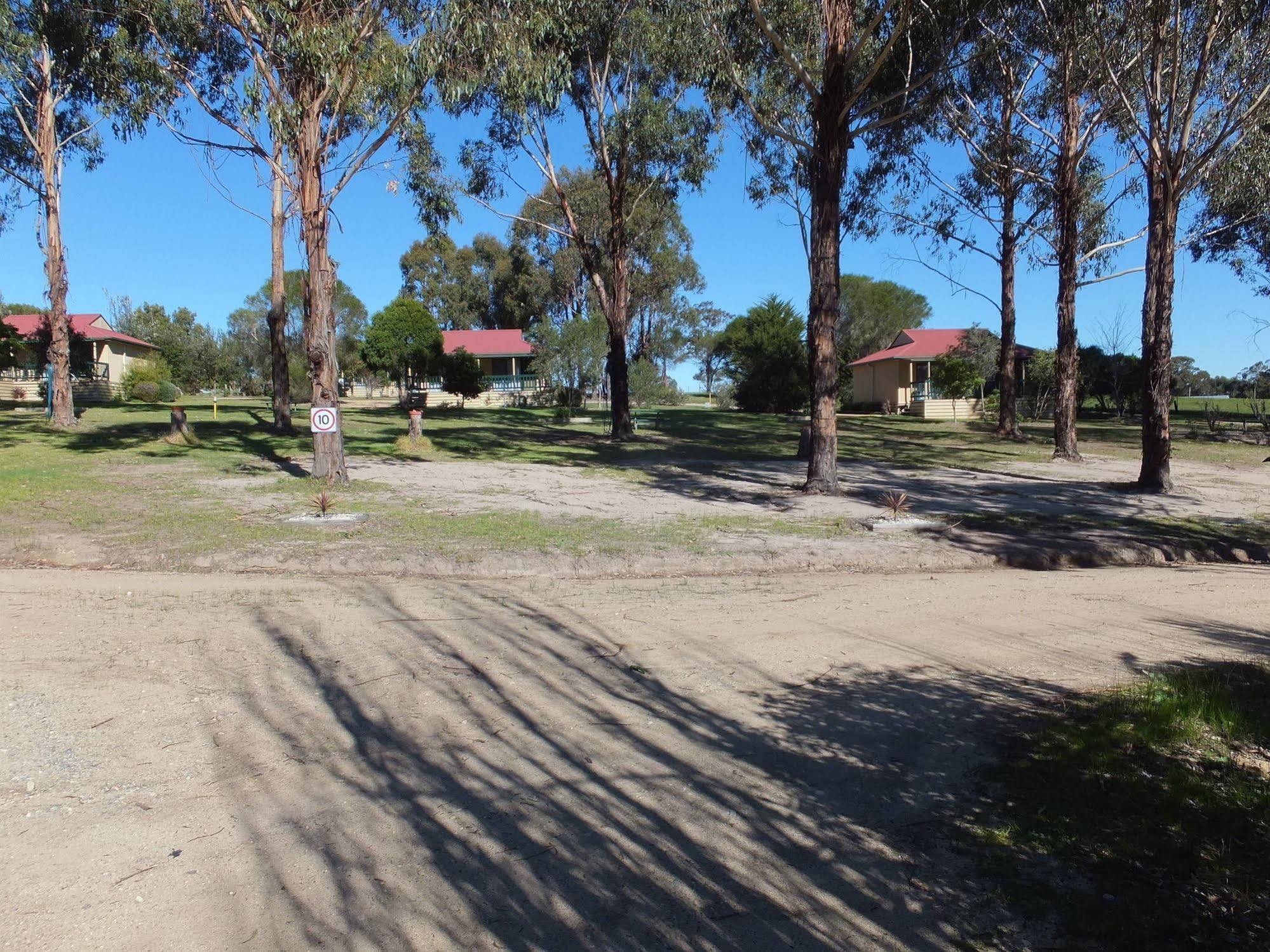 Lakes Entrance Country Cottages Exterior photo